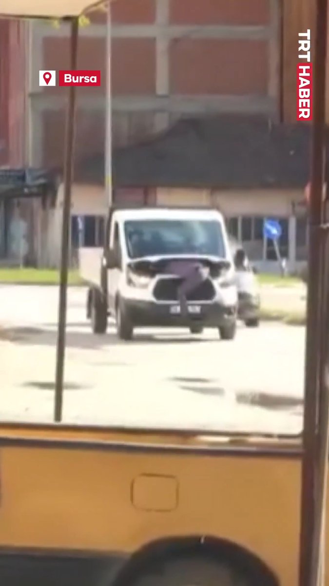 Bursa’da bir tamirci, hareket halindeki kamyonetin kaputunu açarak arızayı tespit etmeye çalıştı.