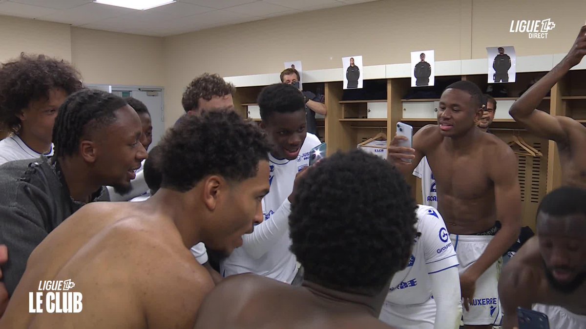 LA FOLIEEEE dans le vestiaire Auxerrois après le maintien en Ligue 1 😁💙🤍 🥳🥳🥳 🎥 L1+