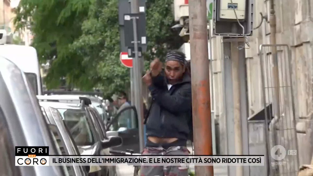 Siamo stati circondati e aggrediti da un gruppo di immigrati violenti a #Foggia. Il servizio completo di Cristina Mastrandrea a #Fuoridalcoro è su Mediaset Infinity