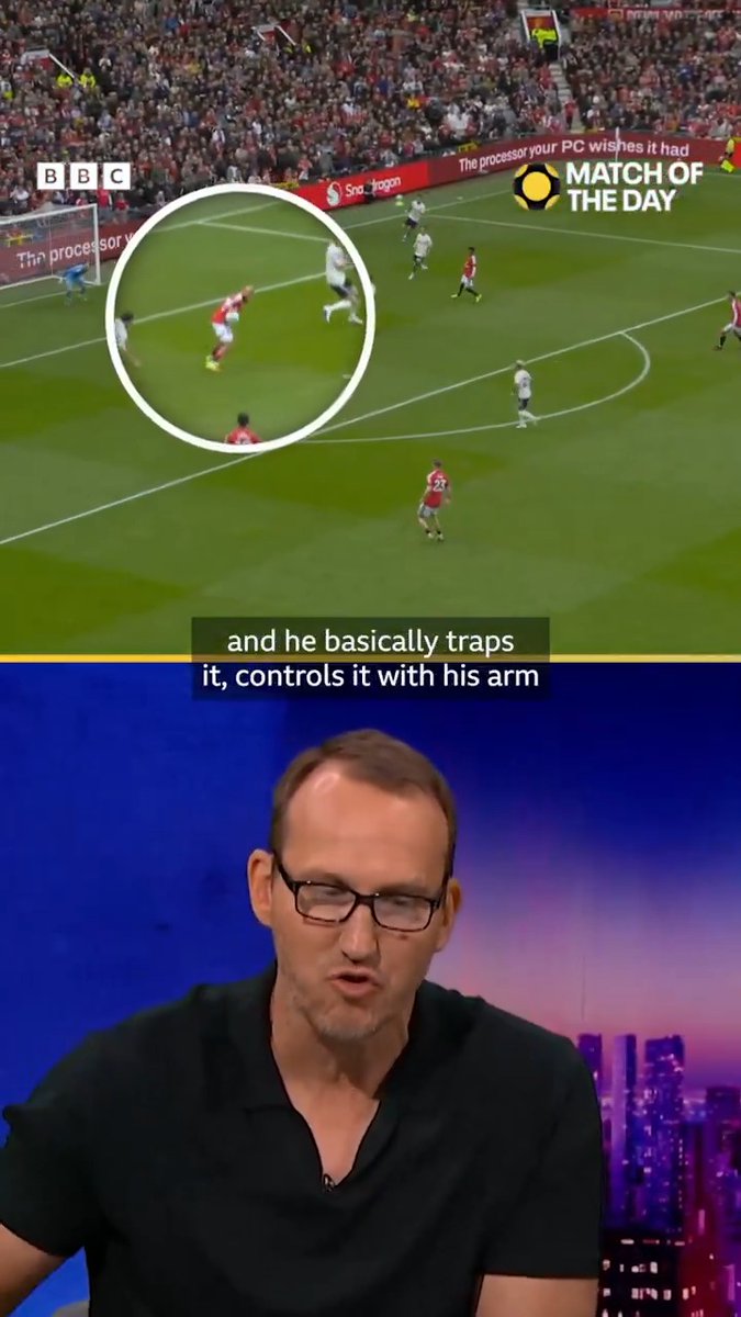 "It's a completely unfair advantage" 🗣💬 Mark Schwarzer on the VAR controversy around Matheus Cunha's goal for Man Utd ⚽👀