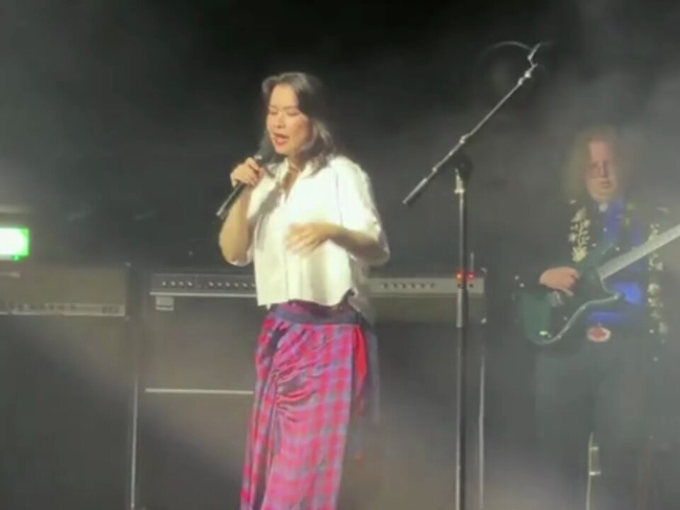 🚨 Mitski addresses the "6 7" moment in her song "Rules" and the fan reactions at her shows: "On the journey to ten, I say the numbers six and seven. I want you to know that I am 35 years old, and I didn't do that on purpose. But it is fun that you all have a good time with it!"