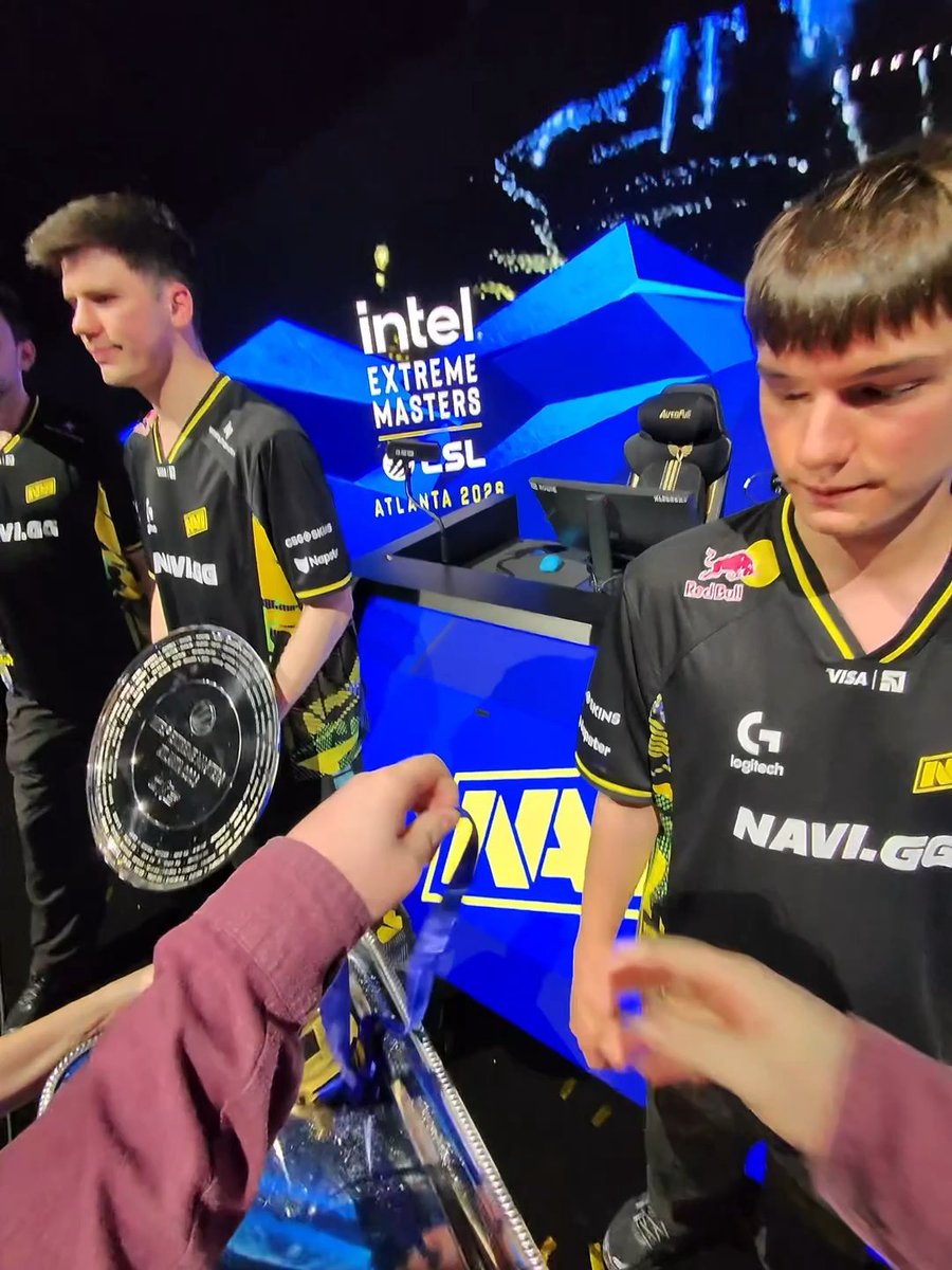 .NAVI receive their #IEM Atlanta 2026 medals from #ESLProTour Product Manager el_jack0 🥇