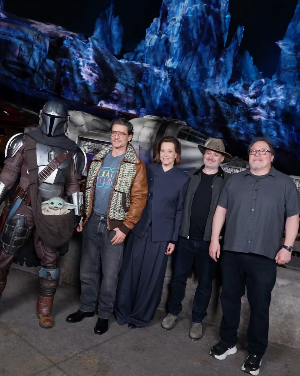Pedro Pascal, Sigourney Weaver, Dave Filoni, and Jon Favreau watch the debut of "The Curious Child", a limited-time nighttime projection featuring Grogu's memories in Star Wars: Galaxy’s Edge at Disneyland. Experience Star Wars: The Mandalorian and Grogu only in theaters and IMAX Friday. Get tickets now. #TheMandalorianAndGrogu