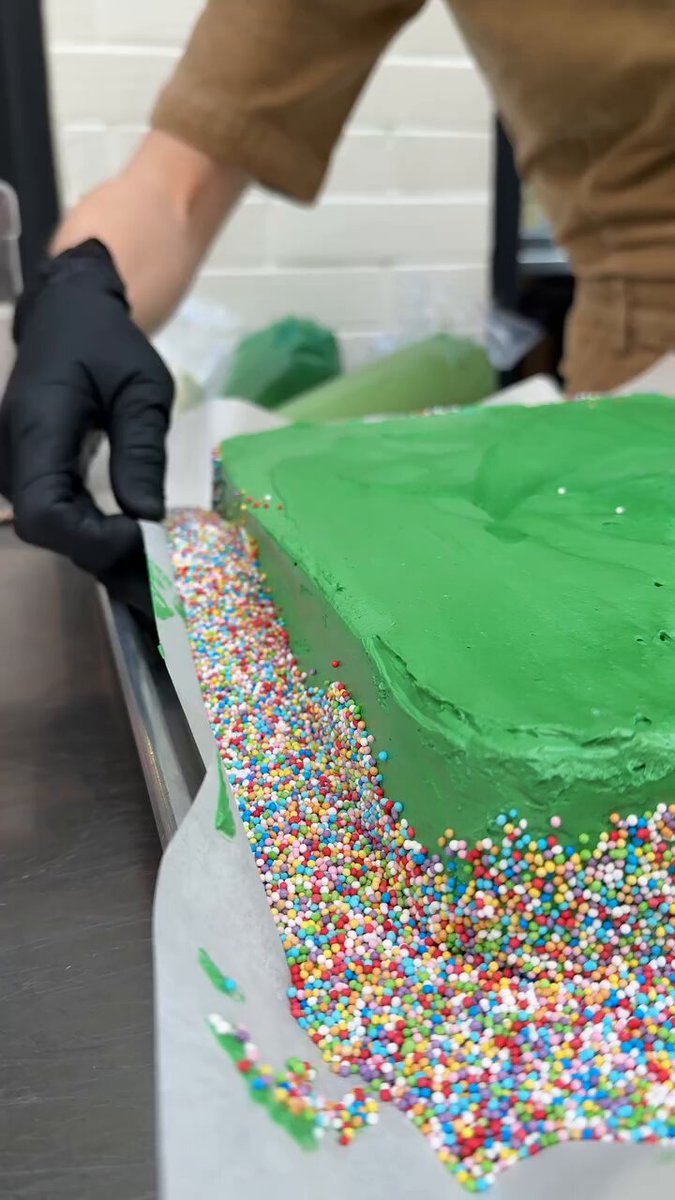 Game day just got sweeter with this soccer Jello cake 😳⚽🍰
