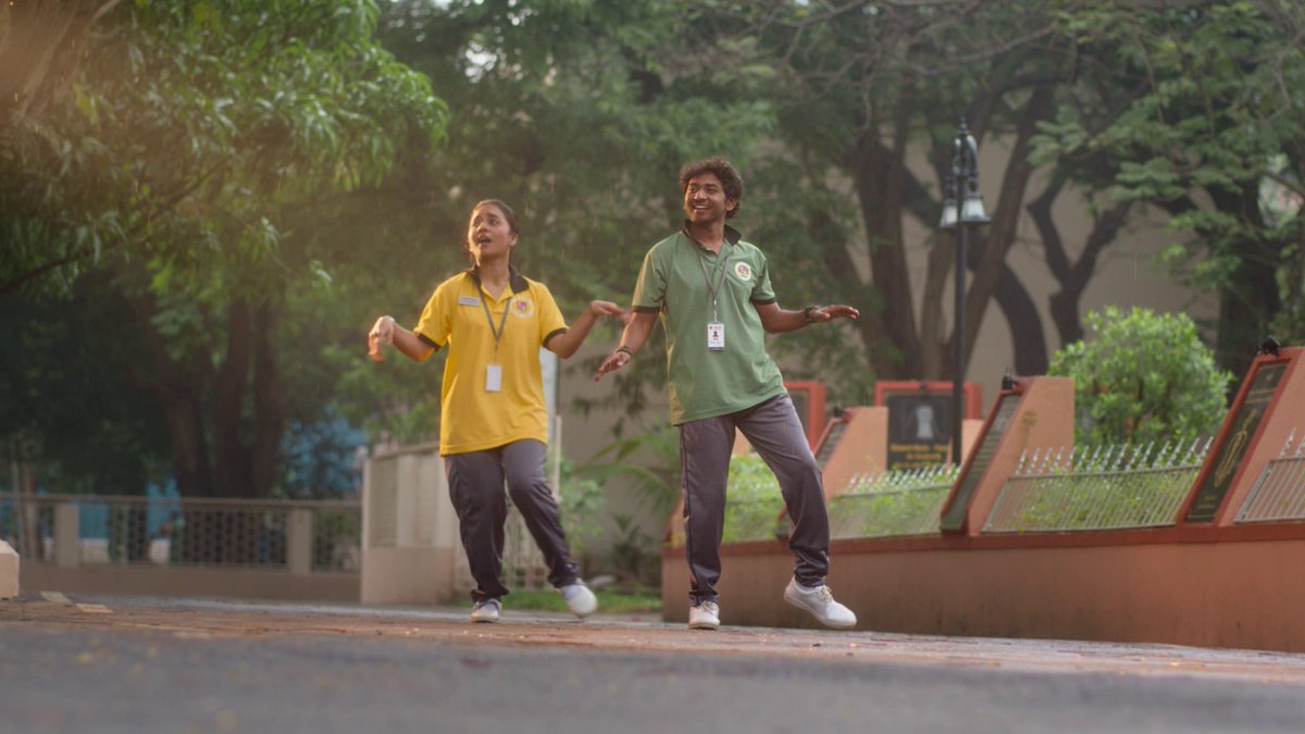 Train la oru kutty paiyan moonu vayasu irukum “mandaila padippu onnum yeralaye” nu sathama paaditu irukaan yow G.V.Prakash Kumar maams ennayaa panni vachi iruka 😂