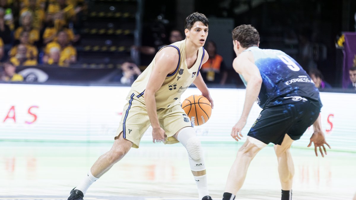 ✨ Toda la magia que nos queda por ver de Juani Marcos En la victoria del Barça Basket ante La Laguna Tenerife La Laguna Tenerife superó casi todos su topes personales en #LigaEndesa 1⃣8⃣ puntos, 4⃣ triples y 2⃣7⃣ de valoración 💥 🫡 Juani Marcos