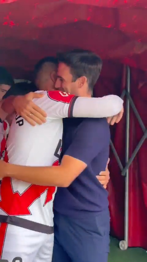 🫂 Todo el mundo quiere abrazar a LA LEYENDA Oscar Trejo. RayoVillarreal | insideLALIGA | DesenlaceLALIGA | Rayo Vallecano