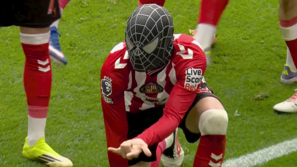 🗣️ "Dermot you're just showing your age." Dermot Gallagher claims Sunderland's Enzo Le Fée should have been punished for his Spiderman celebration vs Everton 🕸️
