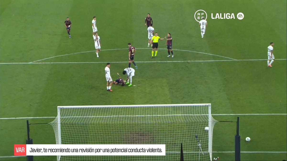 El nivel arbitral es tan tan tan pésimo El incivilizado de Mojica le pellizca la cabeza a Brugué, y este, que está de espaldas suelta el brazo como reacción TOTALMENTE NATURAL para que se quite Mojica
