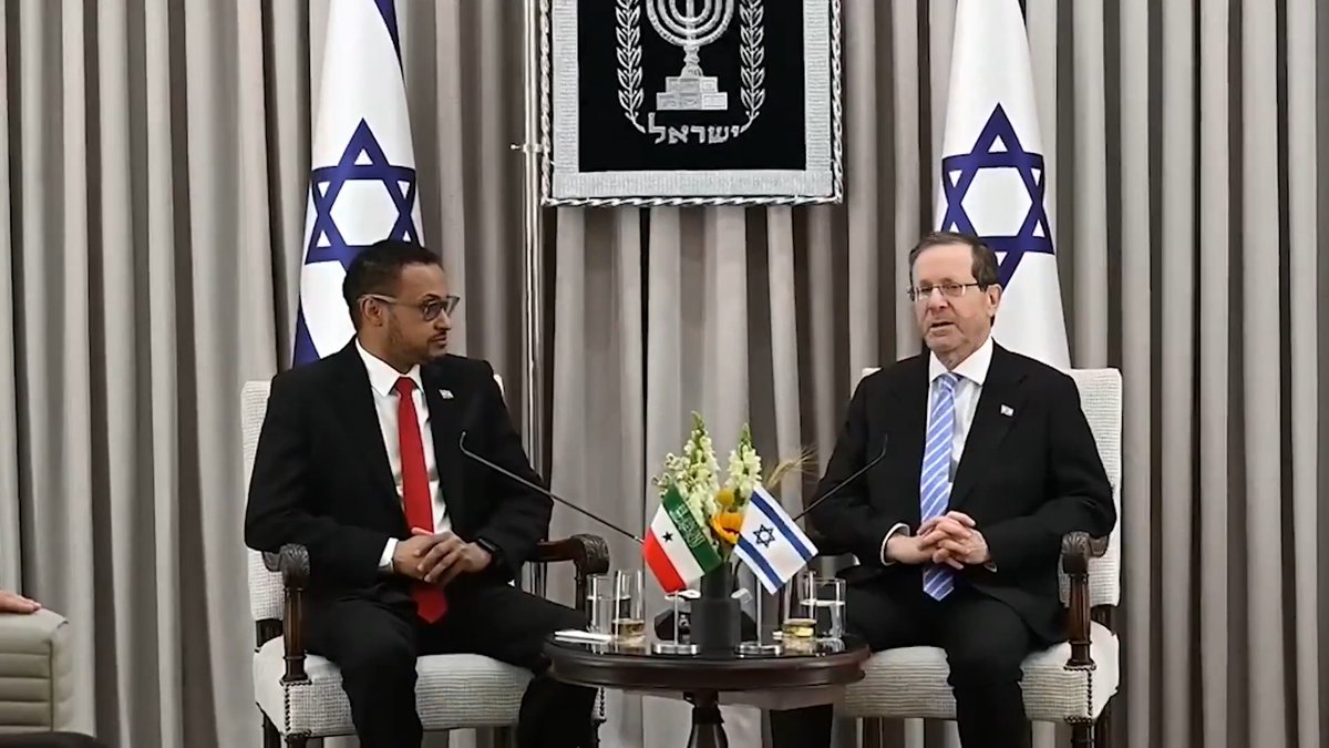 🚨🚨 Historic moment when Israeli President Isaac Herzog received credentials of Somaliland’s FIRST EVER Ambassador to Israel. Happened on Somaliland's Liberation Day of 18 May too! Thank you Israel 🇮🇱👏👏👏👏