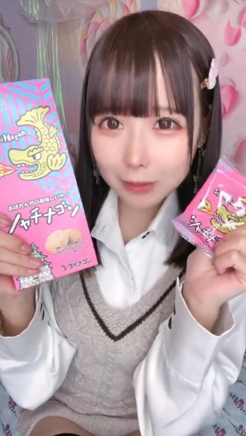 シャチナゴン を買いに、名古屋においでよ。 金シャチの可愛いパッケージが特徴の、和菓子屋が作ったマドレーヌだよ。 個包装のお土産お菓子を、気軽に手に取ってみてね~! 🎥鹿乃ばんび🦌