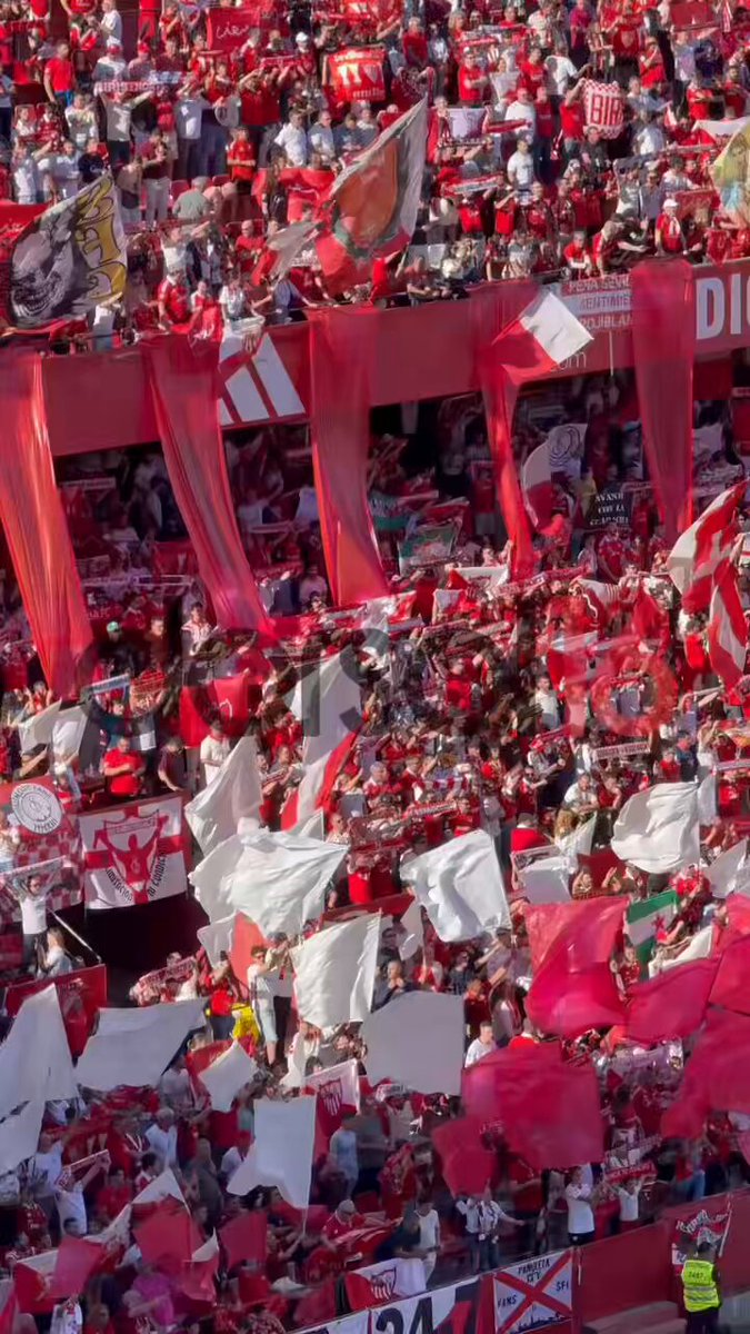 Ambientazo una vez más en la grada de Biris Norte 🔴⚪️ “EN LOS MOMENTOS DUROS LOS DIRECTIVOS INVOCAN AL ESCUDO Y LO VENDEN LA AFICIÓN NO LO NOMBRA SIQUIERA, PERO LO COMPRA CON SU SANGRE Y LO SALVA” (Los jugadores agradecieron el apoyo de sus ULTRAS) Sevilla FC-Real Madrid.