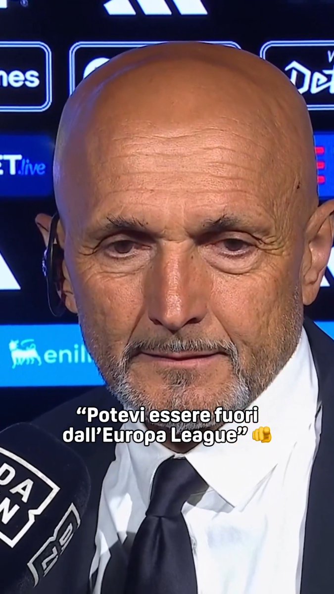 Spalletti e il 𝙗𝙞𝙘𝙘𝙝𝙞𝙚𝙧𝙚 𝙢𝙚𝙯𝙯𝙤 𝙥𝙞𝙚𝙣𝙤 🎙️🥛 "𝐆𝐮𝐚𝐫𝐝𝐚 𝐜𝐡𝐞 𝐩𝐨𝐭𝐞𝐯𝐢 𝐞𝐬𝐬𝐞𝐫𝐞 𝐟𝐮𝐨𝐫𝐢 𝐚𝐧𝐜𝐡𝐞 𝐝𝐚𝐥𝐥'𝐄𝐮𝐫𝐨𝐩𝐚 𝐋𝐞𝐚𝐠𝐮𝐞!" 🫵 🎤 Marco Russo #Spalletti #Juventus #DAZN