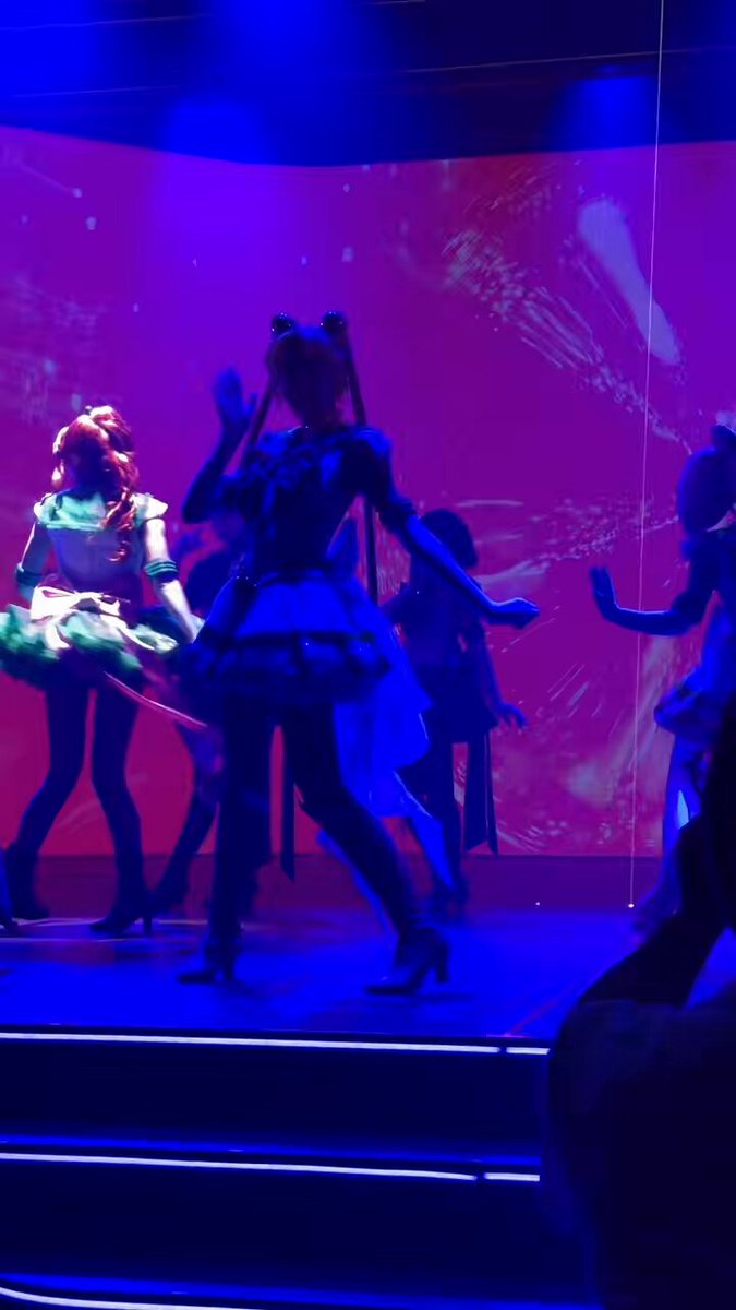 シャイニングシアター ホントにこの外国人酷い…最悪 ライブ中にもスタッフが来て注意してんのに聞かないの😡