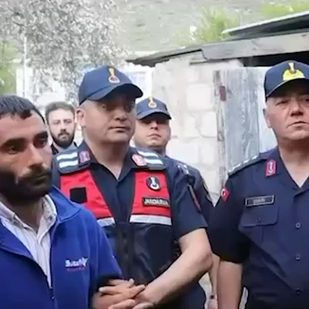 Nevşehir’in Ürgüp ilçesine bağlı Mazı Köyü’nde 2016’da Fatma ve İbrahim Teryaki’nin hayatını kaybettiği çifte cinayet, 10 yıl sonra aydınlatıldı. Zanlı, cinayet anlarını savcıya böyle anlattı: "Kasa buradaydı. Dedeme bunu nasıl yaparsın dedim. 'Neyi diyorsun' dedi. Tecavüzü nasıl edersin dedim. 'Yaptım, bana ne yapabilirsin' dedi. Ben de çektim o hırsla vurdum. Kan sıçradı etrafa, sildik."