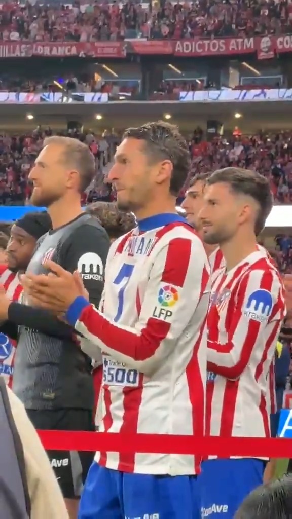 Cómo no se va a emocionar el capitán del Atlético de Madrid con la despedida de Antoine Griezmann... ❤ AtletiGirona | insideLALIGA | DesenlaceLALIGA