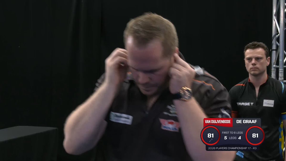 DIRK INTO THE LAST 16! Dirk van Duijvenbode wins five of the last six legs against Jeffrey de Graaf, sealing a 6-4 victory with an 11-darter! 📺 #PC17