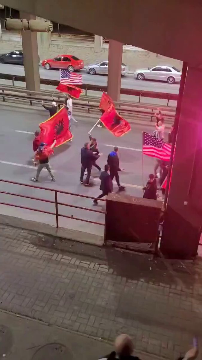 🇲🇰🇦🇱 Thousands of Albanian students marched through Skopje, North Macedonia, demanding legal and bar exams be offered in Albanian alongside Macedonian. Crowds waved Albanian flags, alongside some US and Turkish flags, as smoke flares lit up the streets. The protests form part of growing demands for expanded Albanian language rights and greater institutional recognition in North Macedonia. Follow: Europa.com