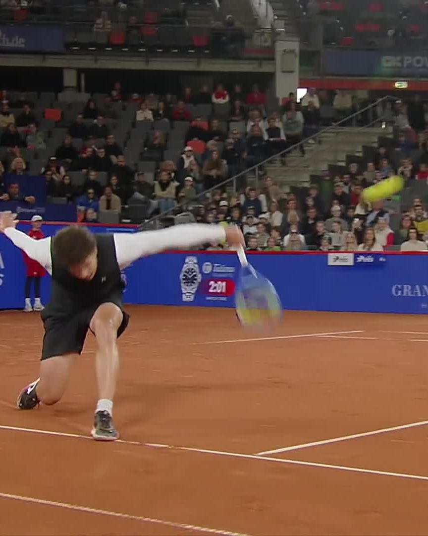 Outrageous drop shot from Ben Shelton 🔥 #bitpandahamburgopen