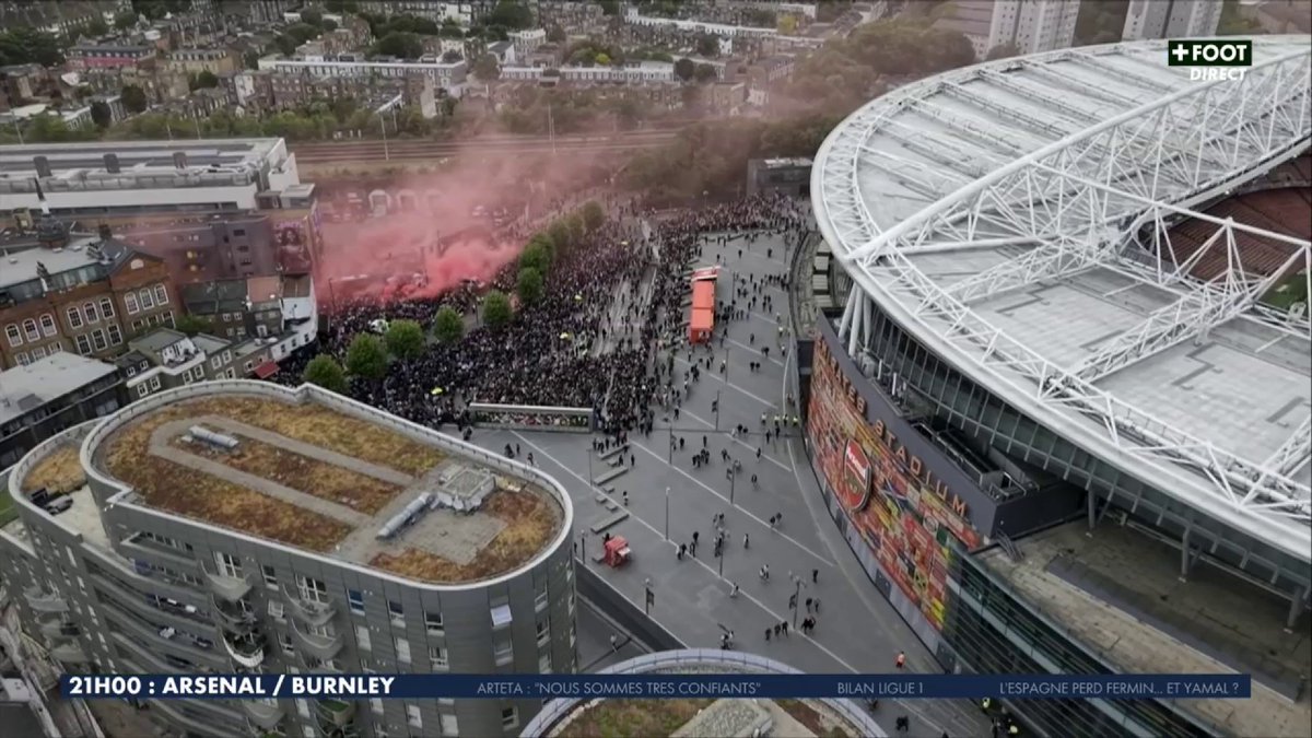 L'arrivée du bus d'Arsenal dans une ambiance extraordinaire 🤩 Arsenal - Burnley c'est à 21H00 sur CANAL+ FOOT juste après Jour de Foot EN DIRECT CE MOMENT MÊME 📺 #ARSBUR | #PremierLeague