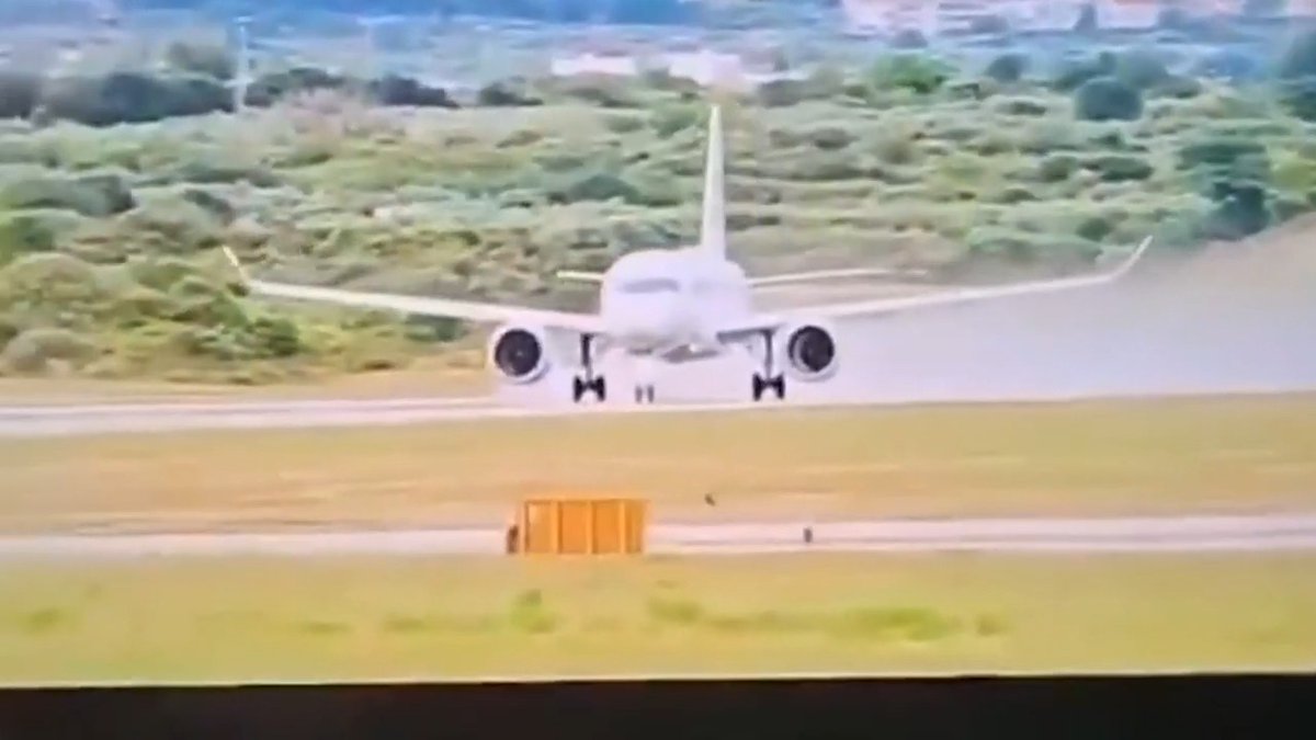 🚨 A Croatia Airlines jet skidded off the runway and smashed into some signage and lighting during an aborted takeoff. Credit: CEN