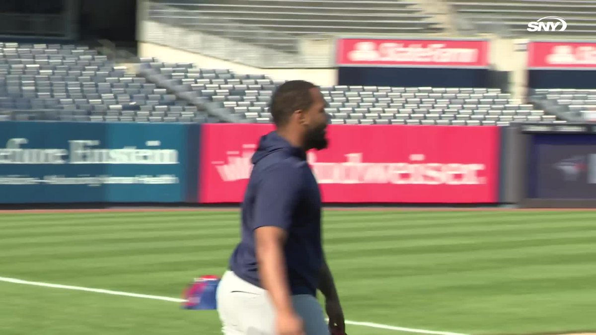 Aaron Judge greets Vladimir Guerrero Jr. at Yankee Stadium