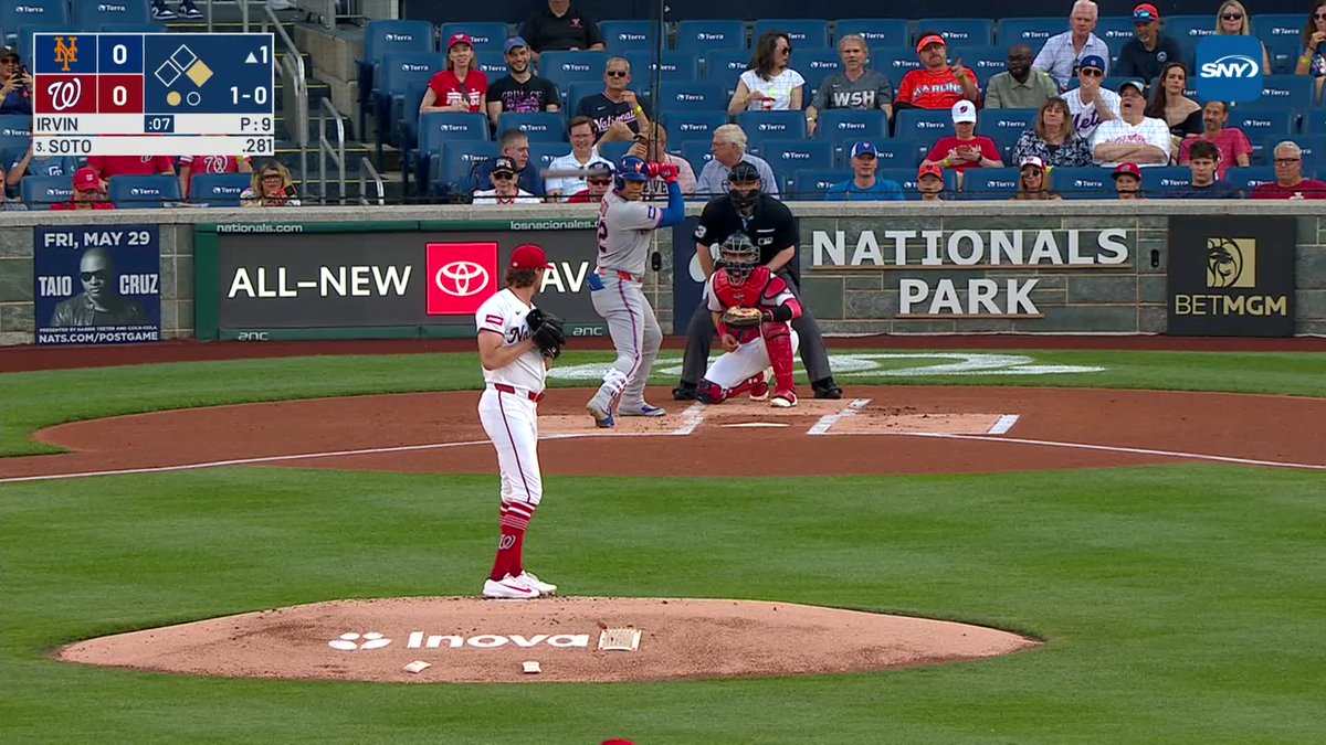 Juan Soto drops a bunt single