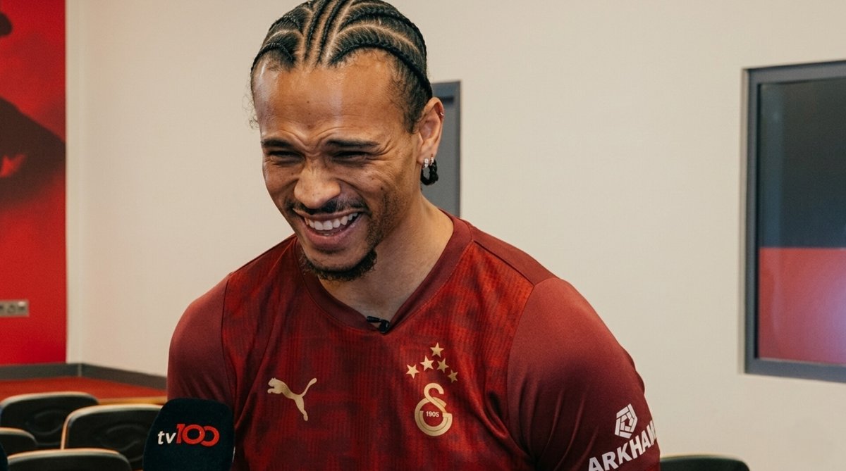 😅 Kutlamalardaki “Simit” muhabbeti hakkında Leroy Sané: "Orada çok acıktım. Abdullah abiye sürekli “simitleri gönder, simit nerede” diyorum. O gün de acıkıp onu görünce ondan yine simit istedim. O da sağolsun gönderdi."
