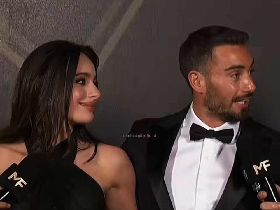 la mirada de admiración de ella y como él la busca cuando termina de hablar 🥹❤️‍🩹