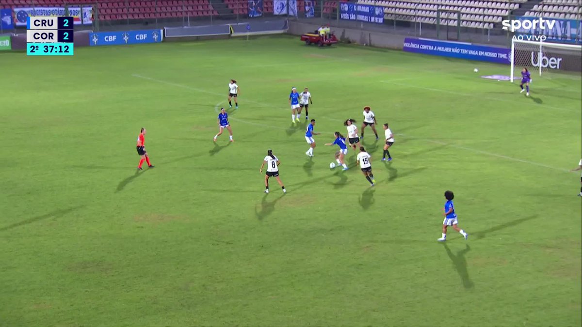 NO ÂNGULO! Pri Back acertou um chutaço para colocar o Cruzeiro na frente no placar. #Futebol #BrasileirãoFeminino