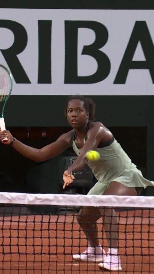 Franchement Daphnee fait vraiment un match cohérent, elle se bagarre bien la !