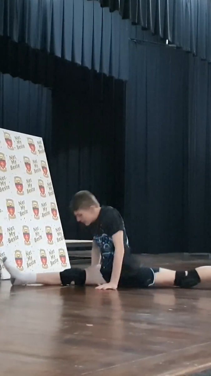 Most splits in one minute (male) - 47 by Chaz Wilson 🇿🇦