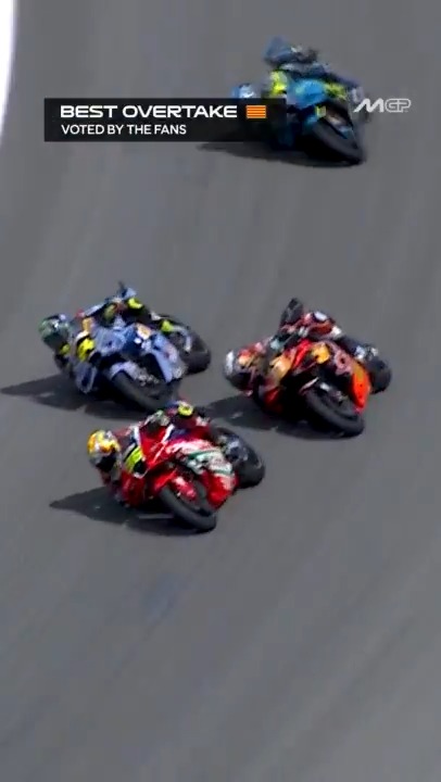 This last lap overtake earned a podium and the best overtake of the #CatalanGP 🏁 Hats off, Fermín Aldeguer Mengual 👏 #MotoGP