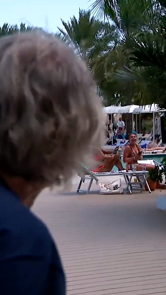 Johan Derksen op Curaçao: ‘Even het bovenstukje uitdoen!’ 👙😂 #vandaaginside #doordekken