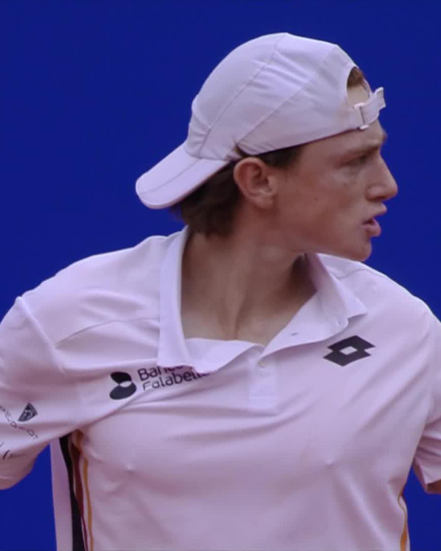 Peruvian perfection 🇵🇪 Ignacio Buse takes out defending champion Cobolli 6-2 7-5 in Hamburg! #bitpandahamburgopen