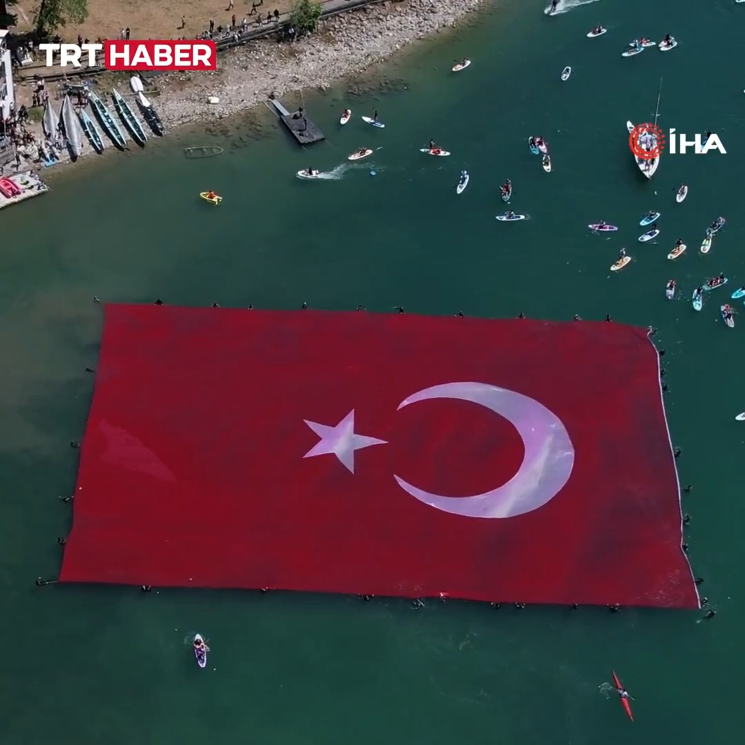 🇹🇷"Dünyanın tatlı suda açılmış en büyük bayrağı" #19Mayıs Atatürk'ü Anma, Gençlik ve Spor Bayramı, Sapanca Gölü'nde 1923 metrekarelik Türk bayrağı açılarak kutlandı.
