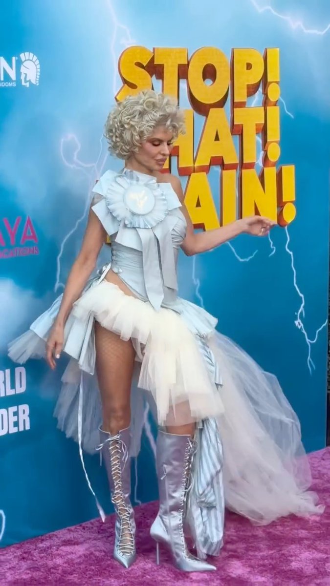 Lisa outserving the actual drag queens at the premiere is nasty work.