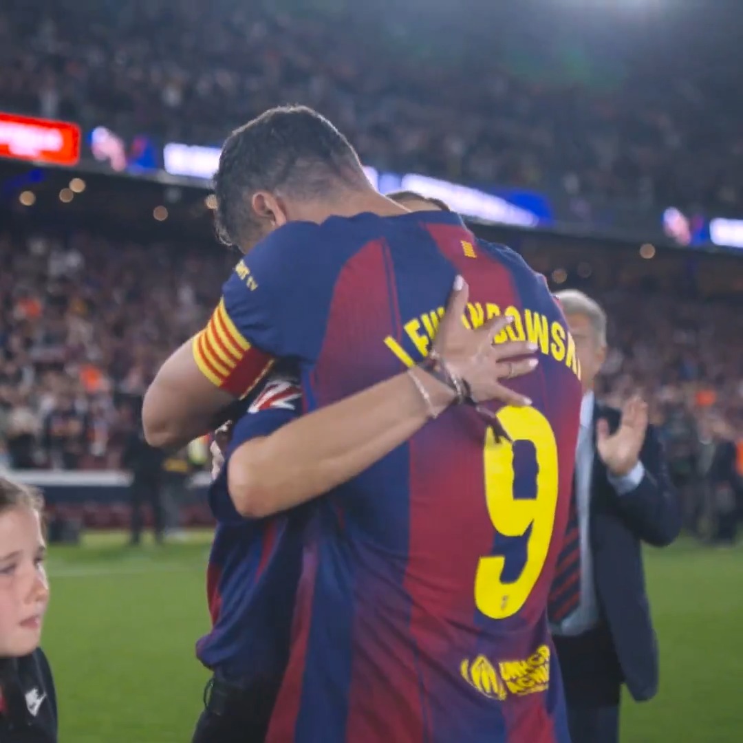 El abrazo de Robert Lewandowski con su familia. 🥲