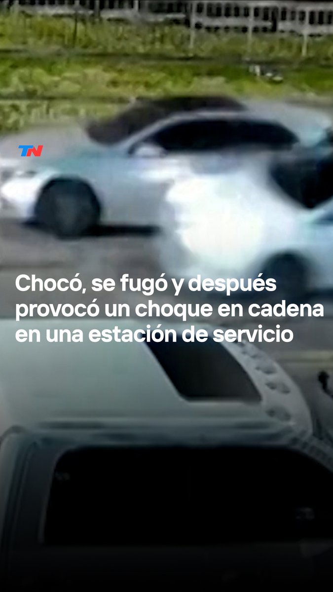 Tiene 25 años, manejaba sin licencia, chocó a un auto estacionado y se fugó. A 3 kilómetros impactó contra varios autos en una estación de servicio de la General Paz y lo detuvieron. Ocurrió en Saavedra.