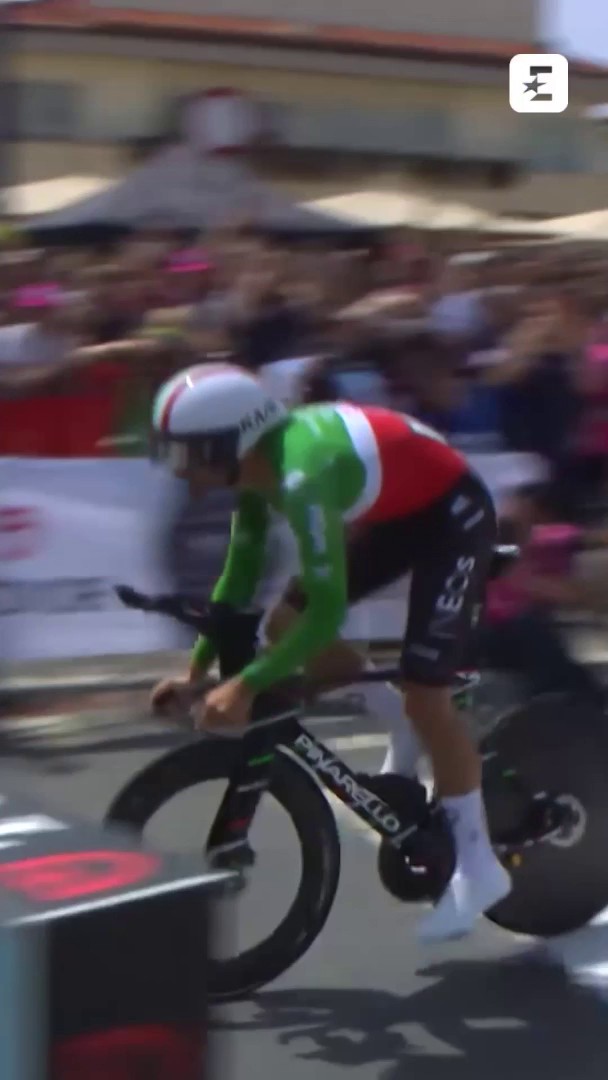 👨‍✈️🇮🇹 Signore e signori, è il vostro comandante che vi parla. Vi diamo il benvenuto a bordo del volo Giro 109 della TOP GANNA AIRLINES ✈ #GirodItalia #EurosportCiclismo