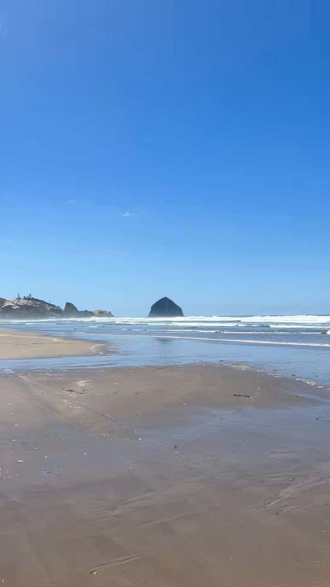 Oregonians- Do you call it the coast or the beach? ❤️🇺🇸 Found this video I took last year. Haystack rock, waves, sunny skies and beautiful views are my fave.