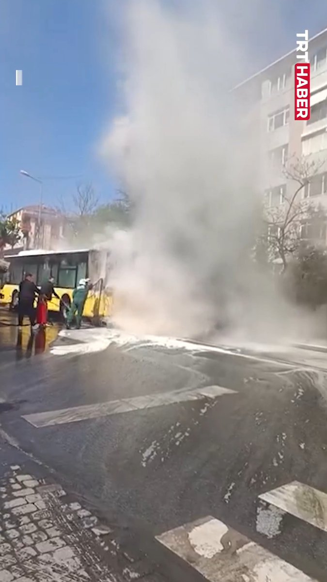 Ümraniye'de bir İETT otobüsünde yangın çıktı. Kısa sürede büyüyen yangın, ekiplerin müdahalesiyle söndürüldü.