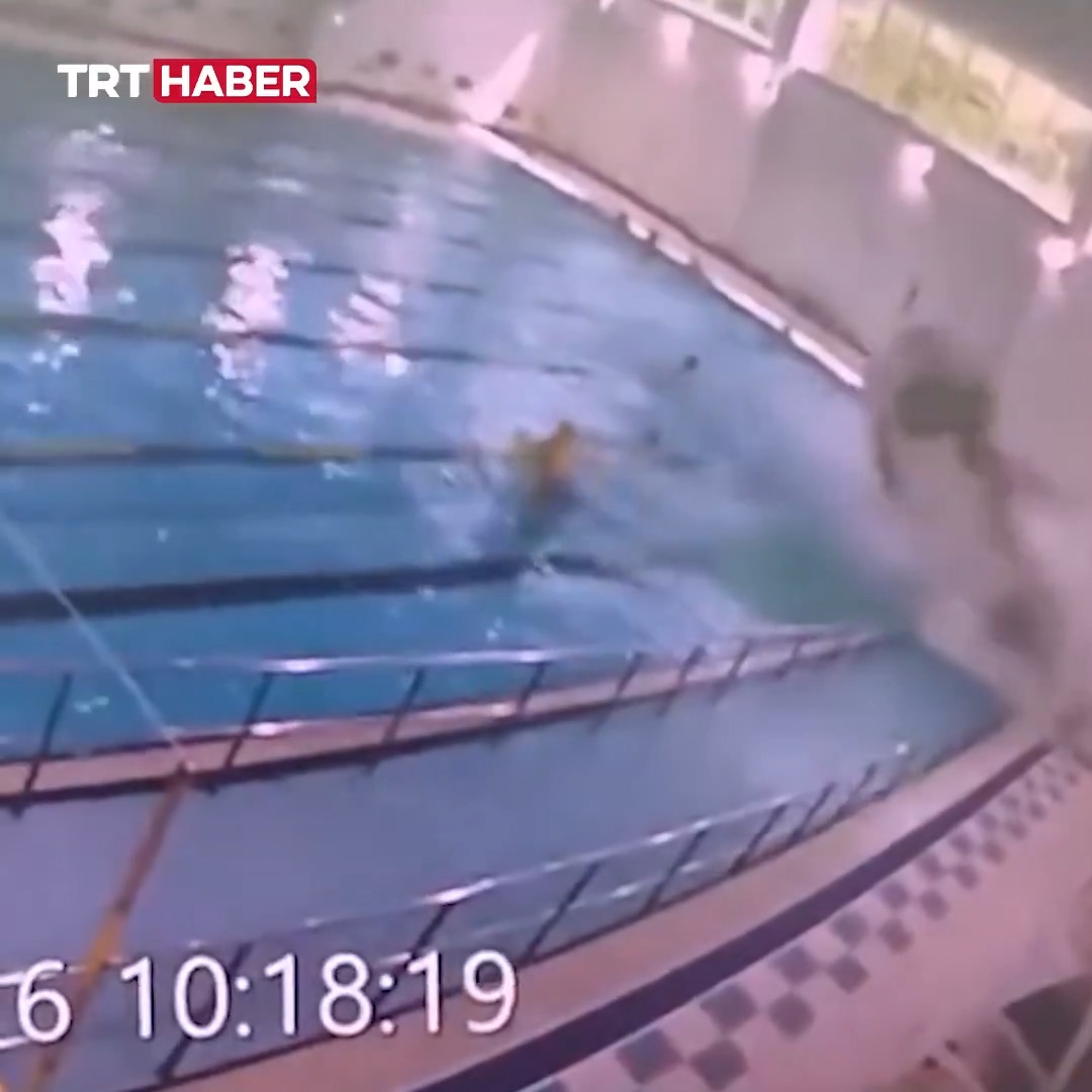 Güney Kore’de 74 yaşındaki bir sürücü, aracıyla çarptığı kazanın ardından panikle gaza basınca spor merkezinin camını kırarak havuza daldı.