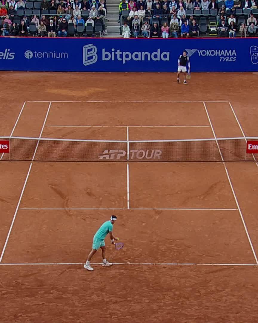 What a way to build up a point 🔥 Shelton breaks Altmaier to take the lead in the second set! #bitpandahamburgopen