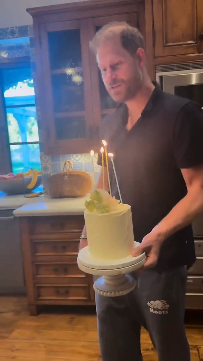 Prince Harry and Meghan are celebrating their eighth wedding anniversary in the sweetest way 🥰 The Duke and Duchess of Sussex shared a glimpse into their family life, ringing in their anniversary with their kids by their side. Harry even gave Meghan a penguin sculpture as an ode to their engagement party. How cute! 🐧✨🎂 📽️ : #Meghan #PrinceHarryandMeghan #RoyalFamily
