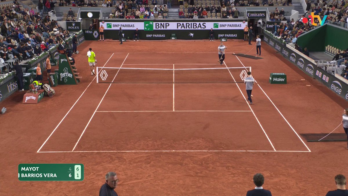 #RolandGarros | 🇨🇱 Le geste fou de Tomás Barrios Vera ! Il réalise une amortie parfaite sans utiliser le manche de sa raquette, mais en l’agrippant par le haut, incroyable… 📺 Tous les matchs en direct :