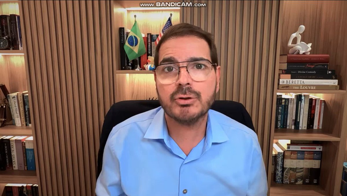 O Rodrigo Constantino, vulgo Pampers, não para. Ele passou desde quarta-feira destilando inverdades acerca do Flávio Bolsonaro, mas teima em dizer que são análises independentes. Tem certeza de que são análises independentes mesmo? Porque o que me parece é que existe método e técnica. O problema é que você confunde análise independente, algo que você não faz, com honestidade intelectual. E outra: se você não tivesse sentido, não tinha ligado ao vivo para o Pitolli, da Auriverde. Depois você diz posteriormente que o Pitolli te pediu conteúdo porque você estava com câncer, e isso é mentira, e eu vou colocar a fala do Pitolli. Você, de fato, é desonesto em todos os sentidos. Você propôs o valor do contrato e diz que a Auriverde paga uma merreca. Isso diz mais sobre você do que sobre o Pitolli ou a rádio. Eu tenho pena de quem tem você como “analista” ou sócio.