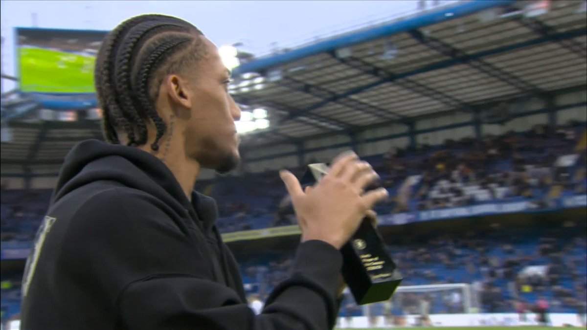 João Pedro applauds the Chelsea supporters as he wins Chelsea Fans' Player of the Year 🥇🔵