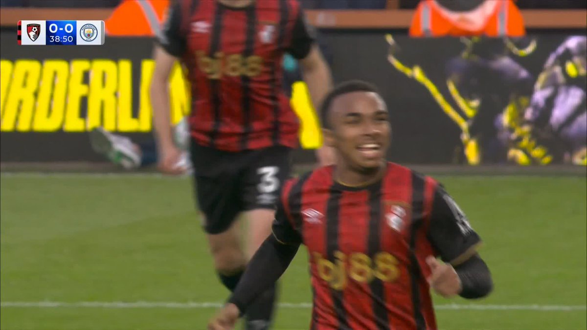 A HUGE goal for the title race! Eli Junior Kroupi with a glorious finish to give Bournemouth the lead against Man City! 🍒