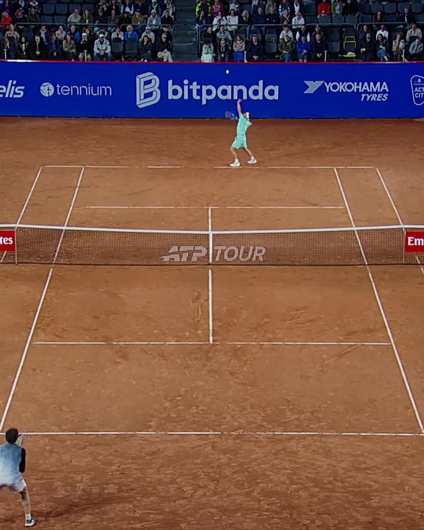 SHELTON BATTU AU DEUXIÈME TOUR ❌ Mené d’un set et d’un break, le 65e Daniel Altmaier renverse Ben Shelton (4-6, 7-6, 6-4) au tournoi ATP 500 de Hambourg. Une victoire et trois défaites pour le n°6 mondial sur terre battue après son titre à Munich.